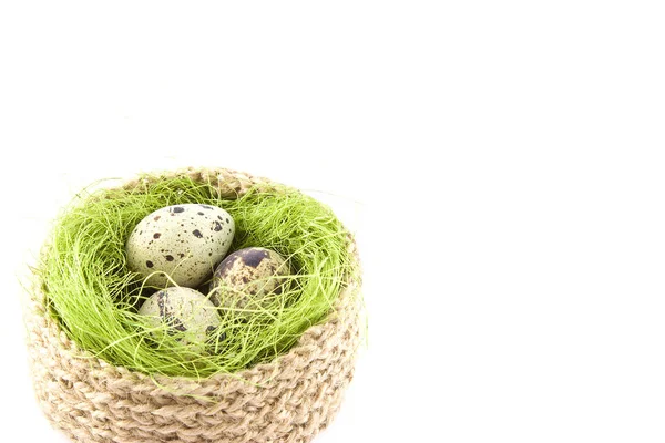 Húsvéti tojást egy kosárban. Juta, szizál zöld kötött kosár. — Stock Fotó