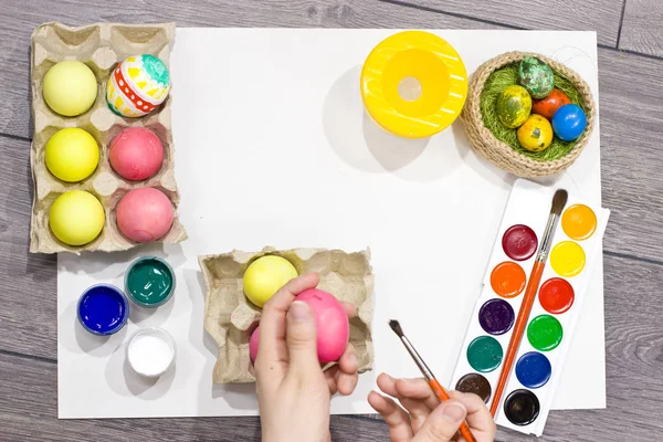  Yumurta boyama kadın. Mutlu Paskalya. 