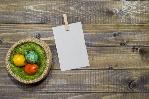 Huevos de Pascua en una cesta. Huevos pintados de codorniz . —  Fotos de Stock