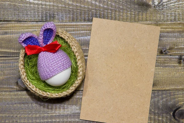 Húsvéti tojást egy kosárban. Kötött kosár, juta, szizál zöld. E — Stock Fotó