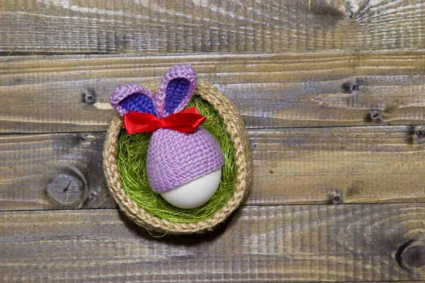 Œufs de Pâques dans un panier. Panier en jute tricoté, vert sisal. E — Photo