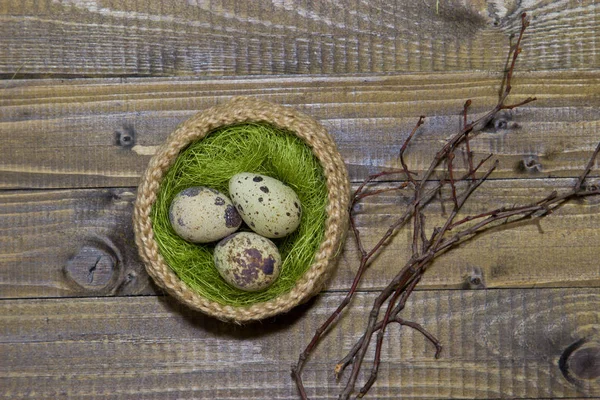 Ostereier in einem Korb. Gestrickter Korb aus Jute, Sisalgrün. — Stockfoto