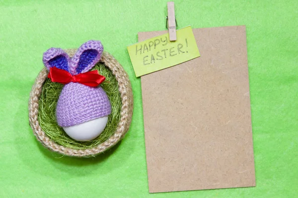 Œufs de Pâques dans un panier. Œuf en casquette de lapin de Pâques . — Photo