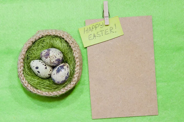 Easter eggs in a basket. Knitted basket of jute, sisal green. — Stock Photo, Image