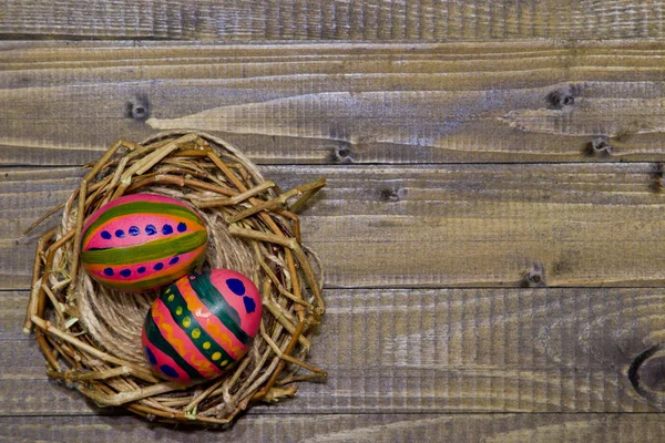 Uova di Pasqua nel nido Uova dipinte . — Foto Stock