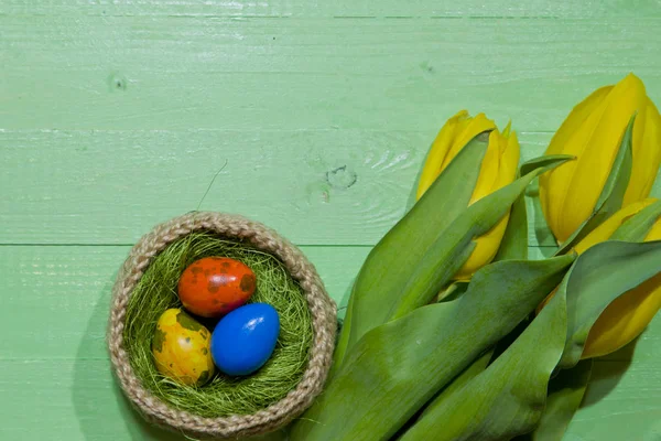 Œufs de Pâques dans un panier. Œufs de caille peints. Un bouquet de jaune — Photo