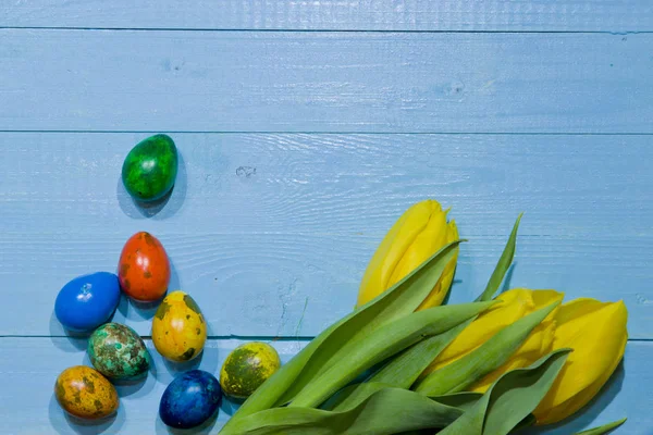 Festett húsvéti tojás. Egy csokor sárga tulipánok. — Stock Fotó