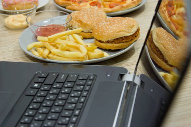 Bilgisayar ve fast food iş. sağlıksız yiyecek: hamburger, sauc