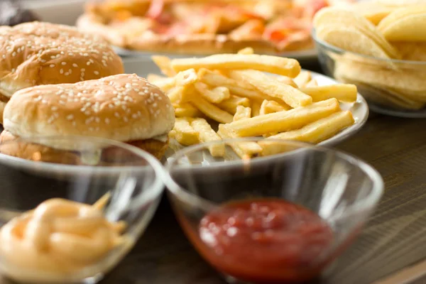 Koncepcja niezdrowe. Niezdrowe jedzenie: Burger, ziemniaki, sos, donu — Zdjęcie stockowe
