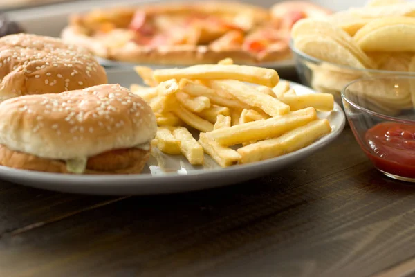 Koncepcja niezdrowe. Niezdrowe jedzenie: Burger, ziemniaki, sos, donu — Zdjęcie stockowe