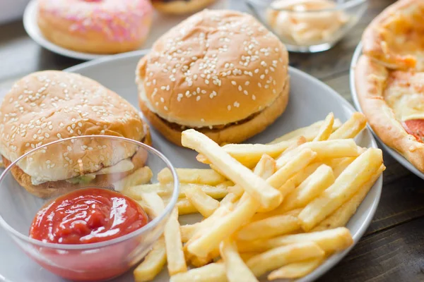 不健康な概念。不健康な食べ物: ハンバーガー、ソース、ポテト、ミニゲ — ストック写真