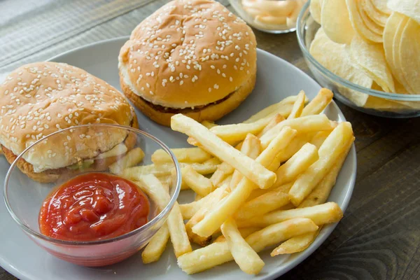 Koncepcja niezdrowe. Niezdrowe jedzenie: Burger, ziemniaki, sos, pizz — Zdjęcie stockowe