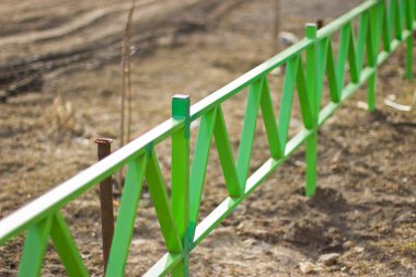 Yeşil demir çit. Şehir mimarisi.