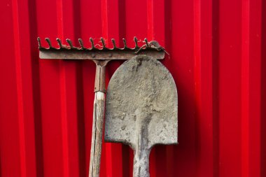 Kirli eski komisyon ve kırmızı çit arka plan üzerinde kürek.