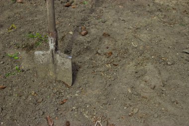 Bir kürek üzerinde kırmızı bir çit. 