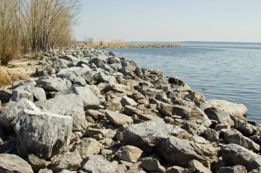 Volga Nehri Ulyanovsk liman kıyısında büyük taşlar.