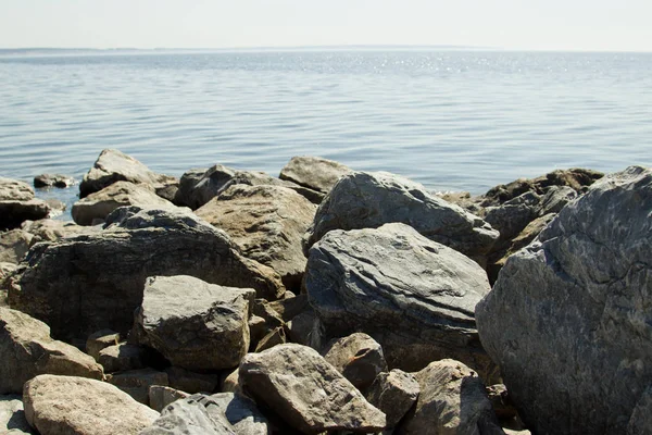 Большие камни на берегу Волги, речной порт Ульяновск . — стоковое фото