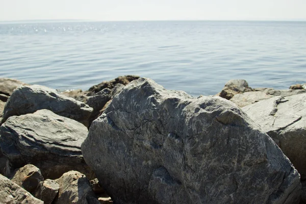 Большие камни на берегу Волги, речной порт Ульяновск . — стоковое фото