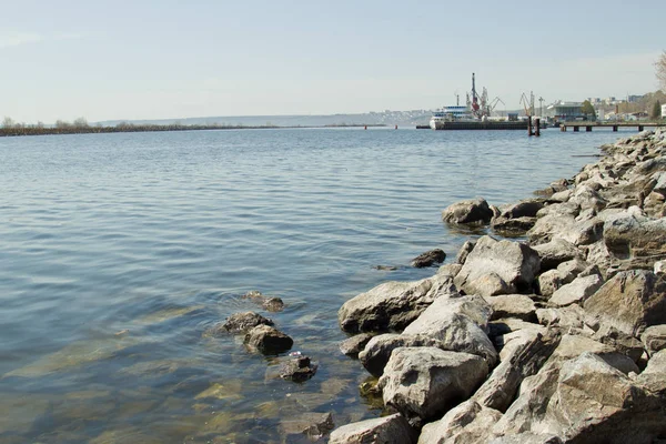 Dużych kamieni na brzegu Wołgi, rzeka Port Ulyanovsk. — Zdjęcie stockowe