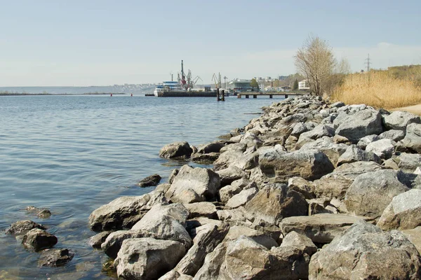 Velké kameny na břehu řeky Volhy, říční přístav Uljanovsk. — Stock fotografie