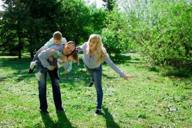 Dört açık havada bir aile portresi. 