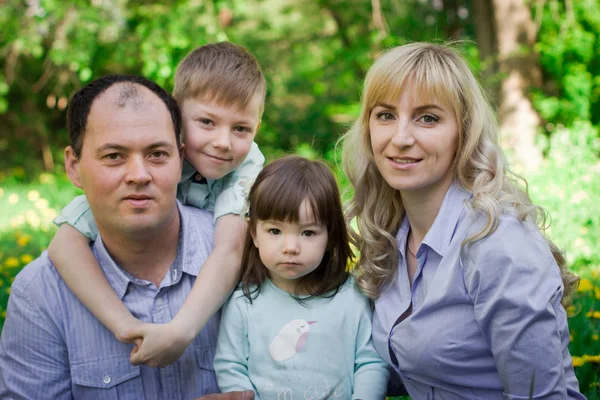 Ritratto di famiglia in un parco primaverile . — Foto Stock