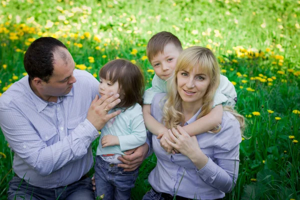 Retrato familiar em um parque primaveril . — Fotografia de Stock