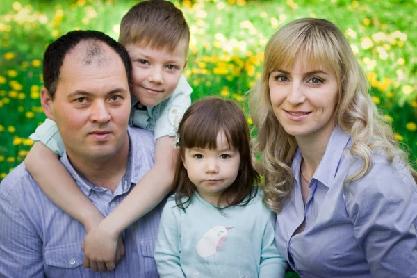 Familienporträt im Frühlingspark. — Stockfoto