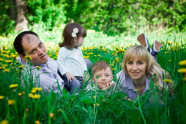 Rodinný portrét na jaře parku. — Stock fotografie