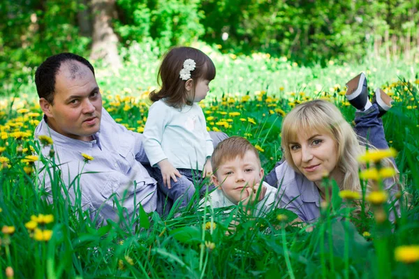 Ritratto di famiglia in un parco primaverile . — Foto Stock