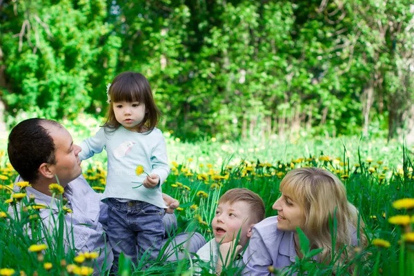 Portrait de famille dans un parc de printemps . — Photo