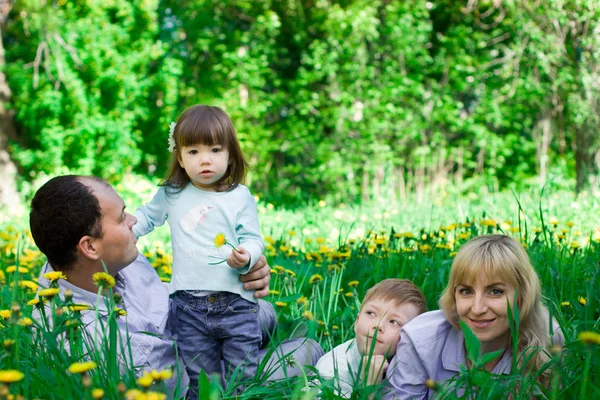 Portrait de famille dans un parc de printemps . — Photo