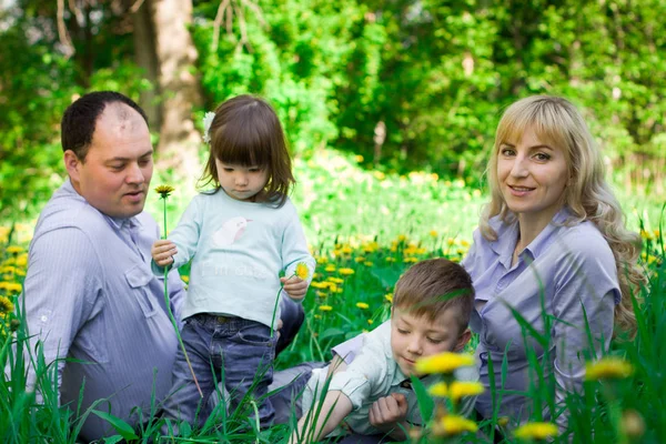 Retrato familiar en un parque de primavera . — Foto de Stock