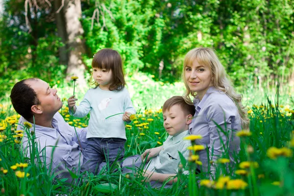 Une famille de quatre personnes qui s'amusent dans le parc . — Photo