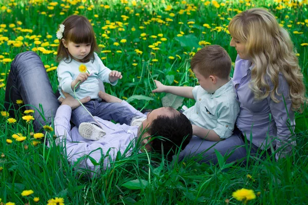 Une famille de quatre personnes qui s'amusent dans le parc . — Photo