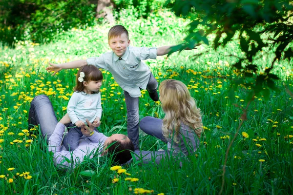 Uma família de quatro pessoas se divertindo no parque . — Fotografia de Stock