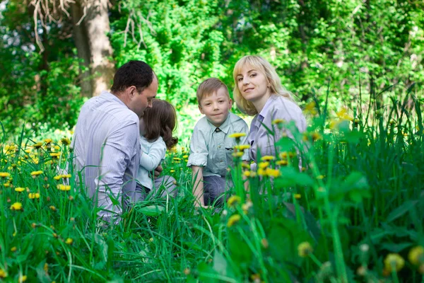 Une famille de quatre personnes qui s'amusent dans le parc . — Photo