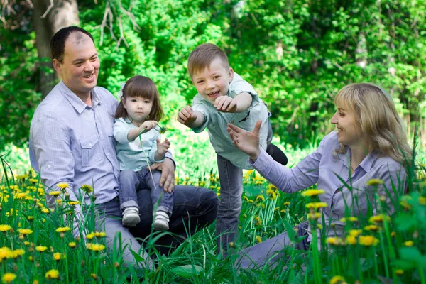 Une famille de quatre personnes qui s'amusent dans le parc . — Photo