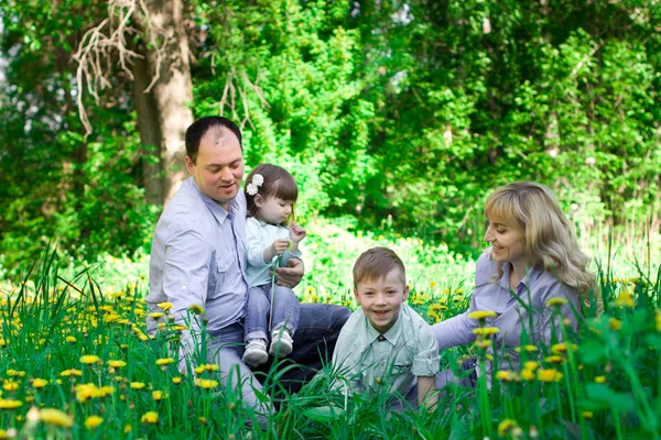 Une famille de quatre personnes qui s'amusent dans le parc . — Photo