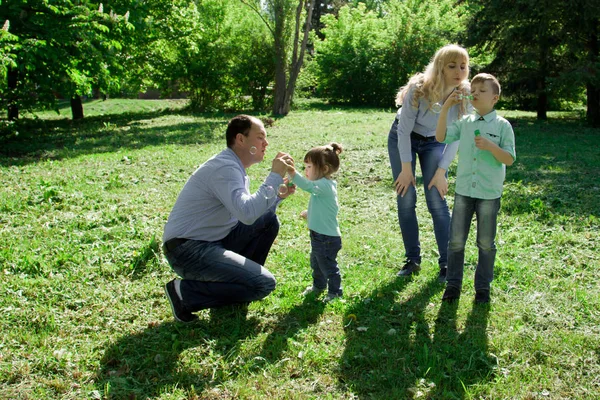 Une famille de quatre personnes est autorisée à faire des bulles de savon . — Photo