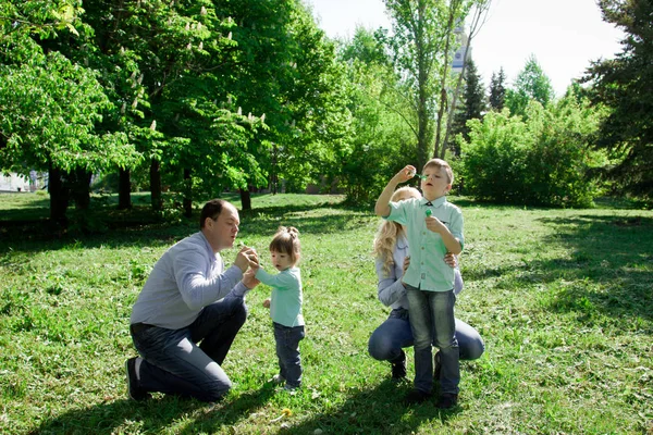 Une famille de quatre personnes est autorisée à faire des bulles de savon . — Photo