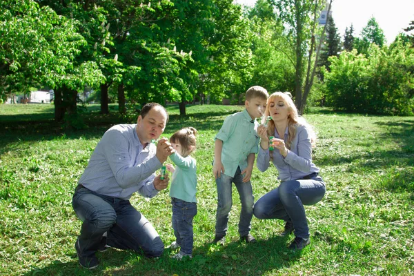 Uma família de quatro pessoas pode fazer bolhas de sabão . — Fotografia de Stock