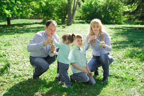 Une famille de quatre personnes est autorisée à faire des bulles de savon . — Photo
