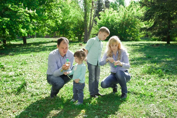 Uma família de quatro pessoas pode fazer bolhas de sabão . — Fotografia de Stock