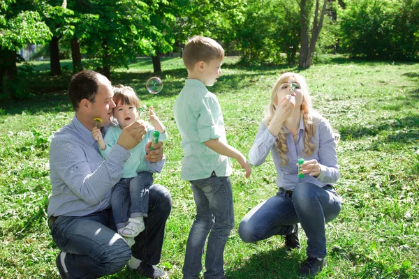 Una familia de cuatro personas pueden hacer burbujas de jabón . — Foto de Stock