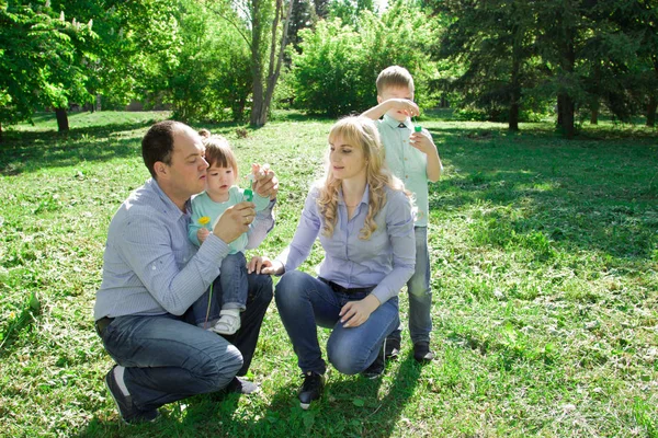Семья из четырех человек может делать мыльные пузыри . — стоковое фото
