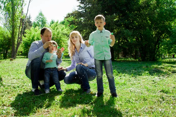 Uma família de quatro pessoas pode fazer bolhas de sabão . — Fotografia de Stock