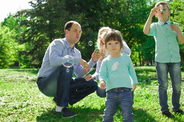 Una familia de cuatro personas pueden hacer burbujas de jabón . — Foto de Stock