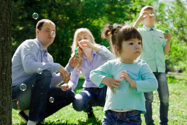 Une famille de quatre personnes est autorisée à faire des bulles de savon . — Photo