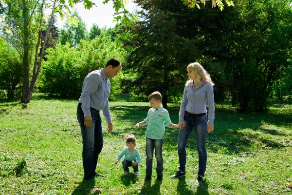 Retrato de una familia de cuatro al aire libre . — Foto de Stock